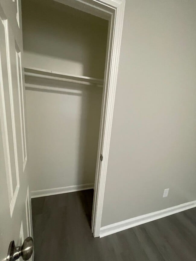 Building Photo - City Walk Apartments!