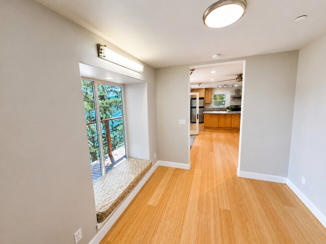 Building Photo - Elevated 2-Bedroom Home with Lake Sammamish Views