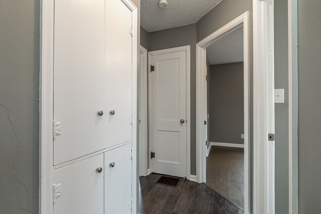 Building Photo - REMODELED 3 bedroom | 1 bathroom | Fenced Backyard Home in a Quiet Neighborhood! We Welcome Pets!