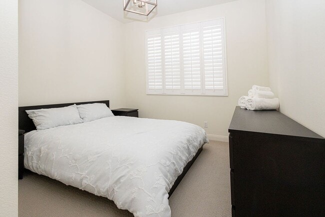 Building Photo - Bright and Airy Split-Level Townhouse in W...
