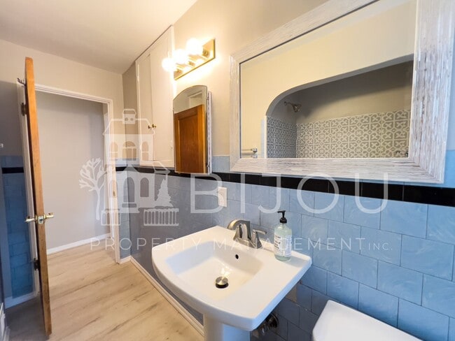 Building Photo - Located Close to Memorial Park!