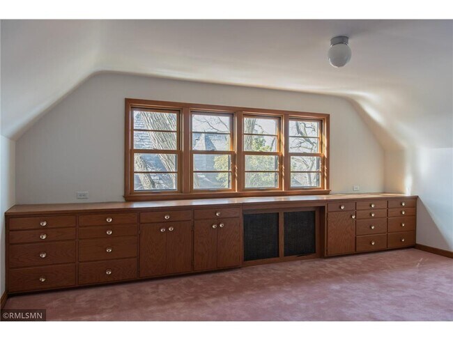Building Photo - 27 Highview Pl
