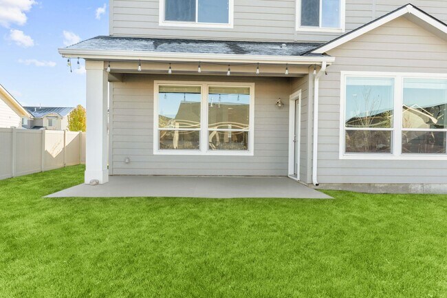 Building Photo - 5 Bedroom 2.5 Bath FOUR CAR GARAGE Eagle, ...