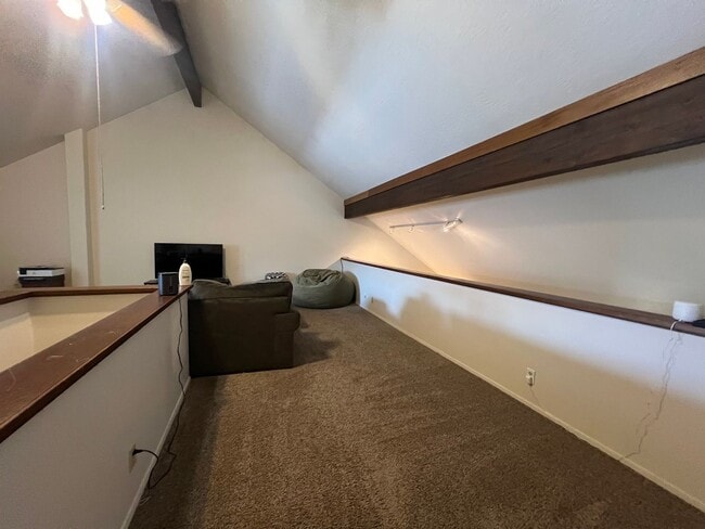 Building Photo - Quiet Sandy Condo
