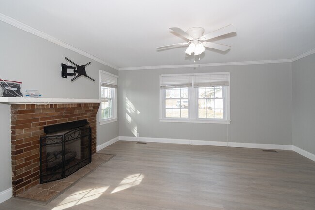 Building Photo - 412 Keeble St