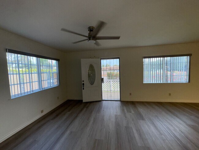 Building Photo - 5 Bedroom, 3.5 Bath, Beautiful 1,856 SQ FT...