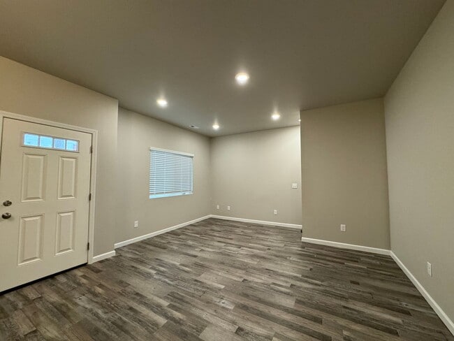 Building Photo - Townhome 2 Blocks from Legacy High School!