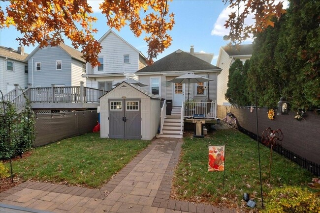 Building Photo - 252 Grace Ave