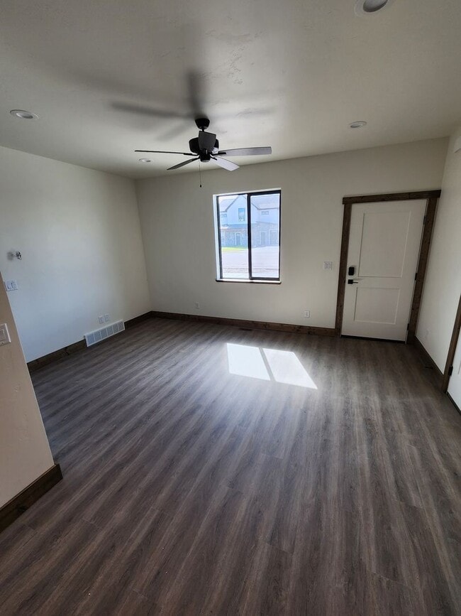 Building Photo - K215LI