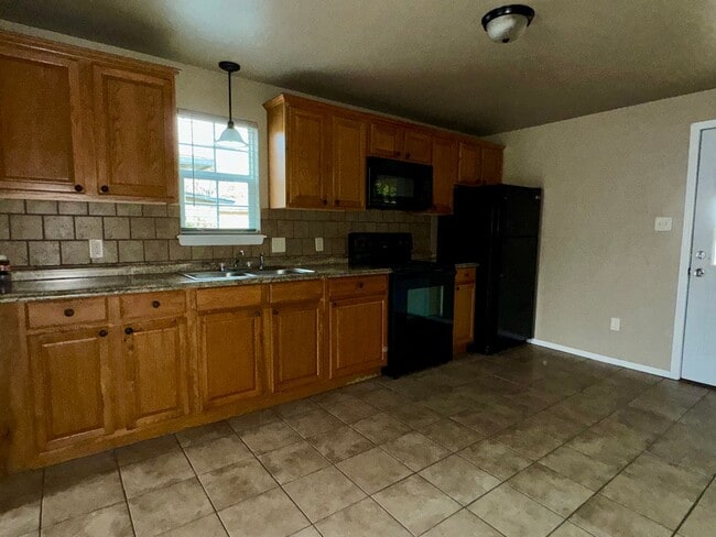 Building Photo - 705 S 5th St