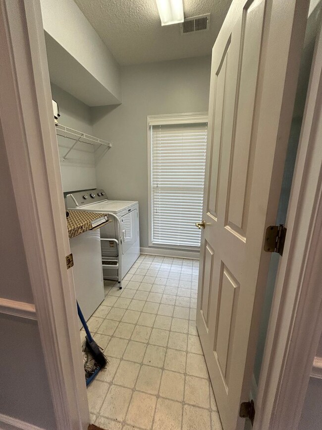 Building Photo - Desirable Oakland Home on Acreage. Owner W...