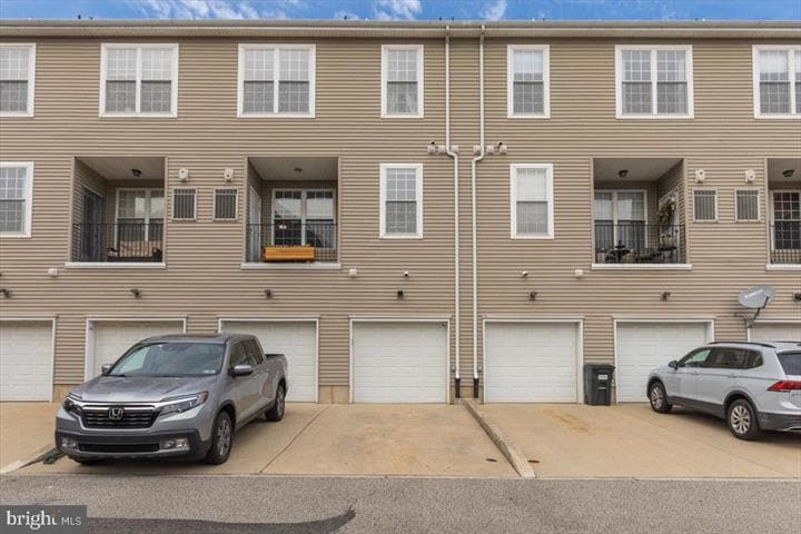 2 CAR PARKING ! 1 in garage w/ access to house - 3152 W Master St