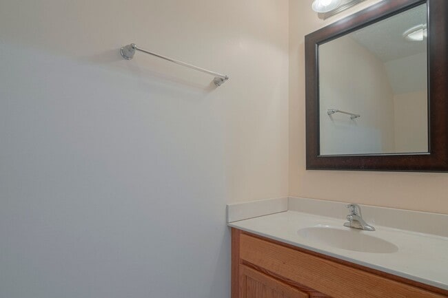 Building Photo - Oak Tree Townhome | 4 Bed, 4.5 Bath | Available Now!