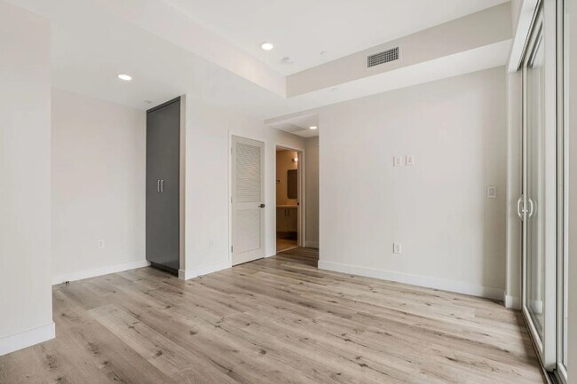 Building Photo - Jade of Palms