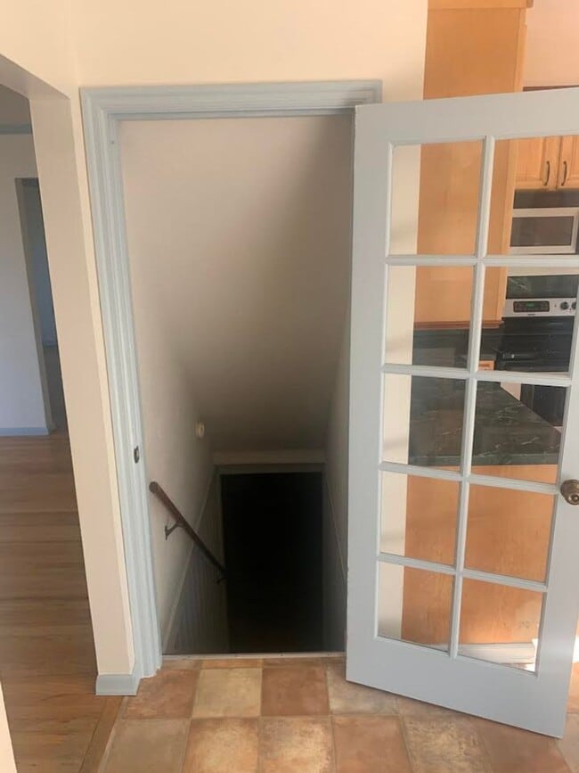 Building Photo - Colonial Style Home on Park-Like Grounds