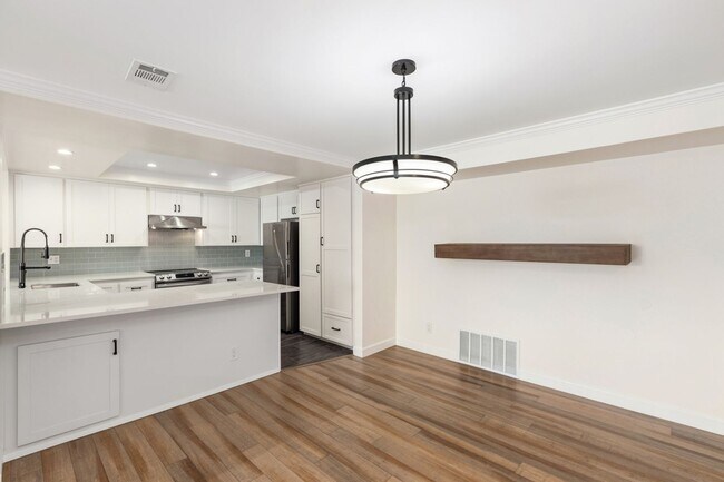 Building Photo - Stunning Spacious 2 Bed 2.5 Bath Condo in ...