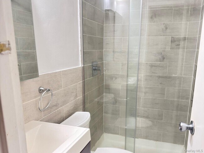 Building Photo - 147-26 Roosevelt Ave