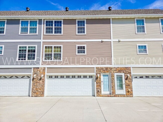 Building Photo - 2 bedroom 2 bath Urbandale Townhouse with a 2-Car attached garage