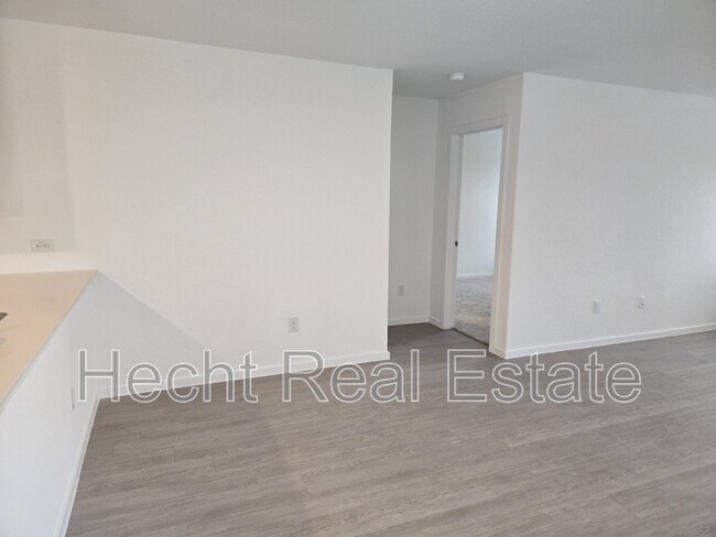 Building Photo - 968 Creek