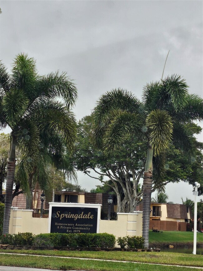 Building Photo - 912 Springdale Cir