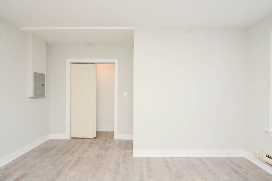 Building Photo - 4549 N Damen Ave
