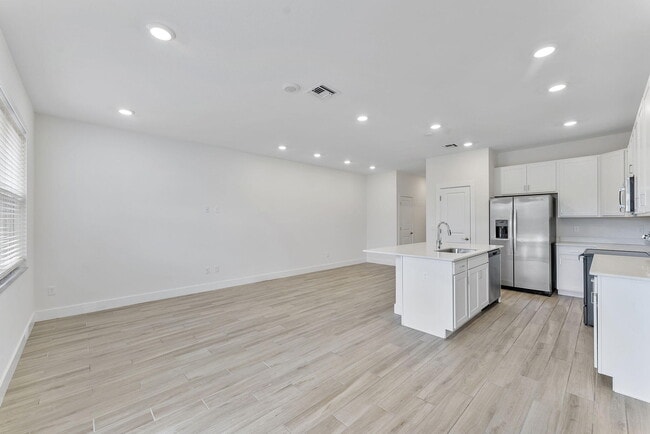 Building Photo - 247 Preserve Trl N