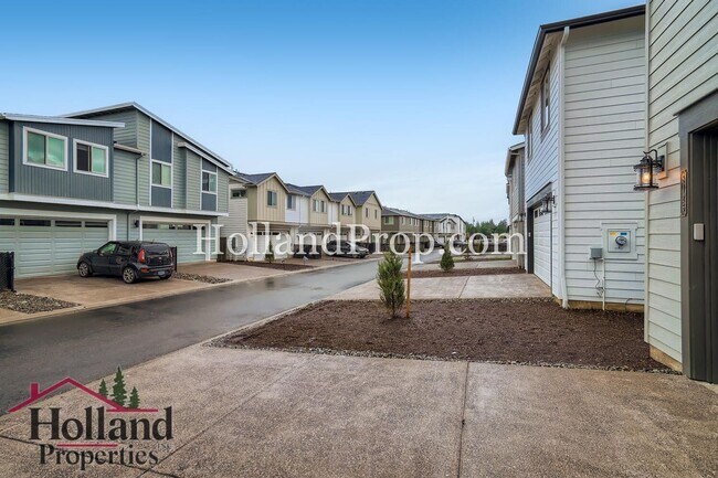 Building Photo - Brand-New Luxury Living Near Butternut Creek Park!