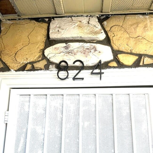 Building Photo - Sunlit 3-Bed, 2-Bath Home Steps from Balbo...