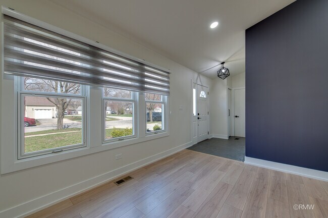 Building Photo - 359 Chaparral Cir