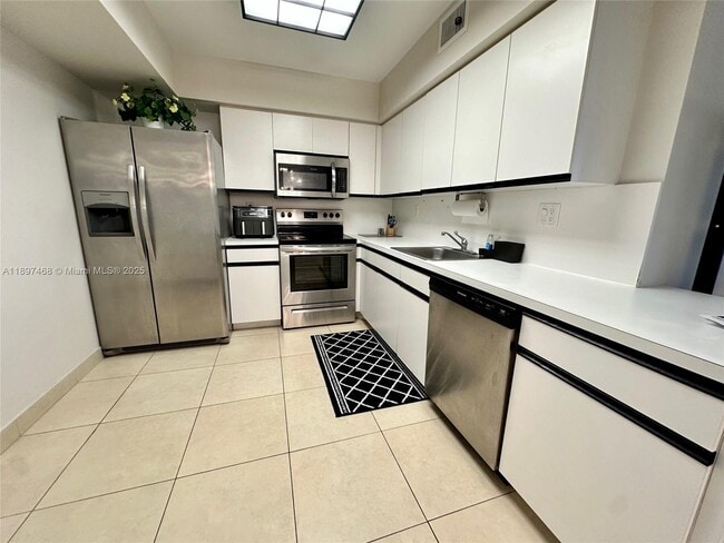 Building Photo - 3600 Mystic Pointe Dr