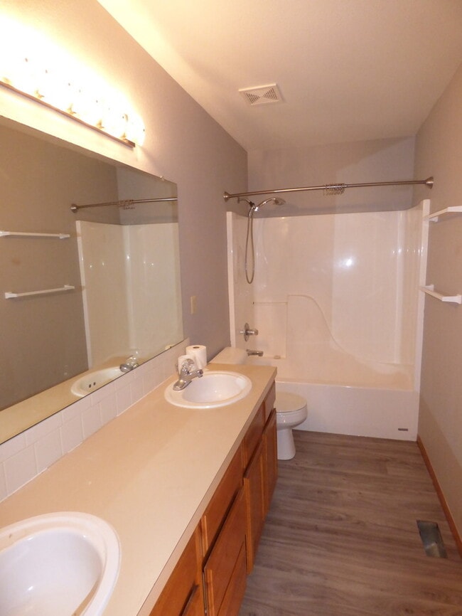 Building Photo - Beautiful 2 Bed/1 Bath Ranch Style Townhome!