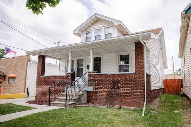 Building Photo - Beautiful Two Bedroom home with large upstairs bonus room. New appliances, washer and dryer, many...