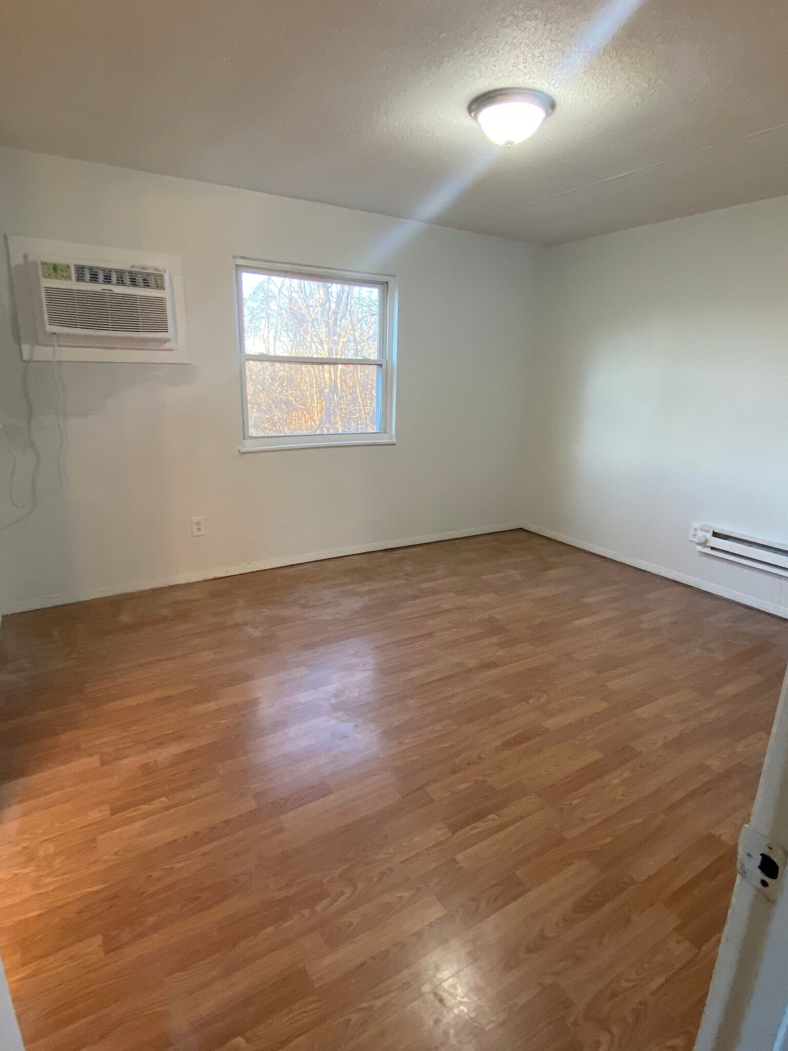 Bedroom - 3935 Linden Ave