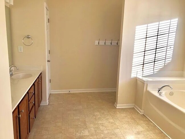 Building Photo - Stunning 4 bed / 2.5 bath home located in ...