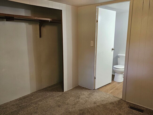 Building Photo - 3 bed 2 bath mobile home in quite community