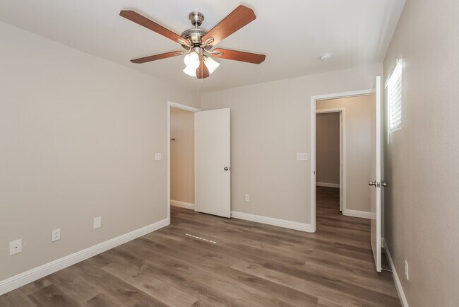 Building Photo - 3532 Terraza Mar Ave