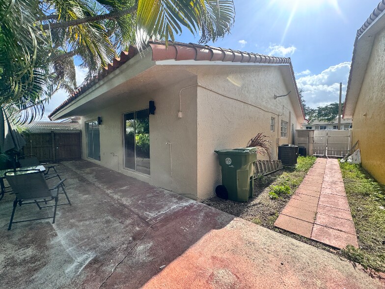 Building Photo - 2849 W 71st St
