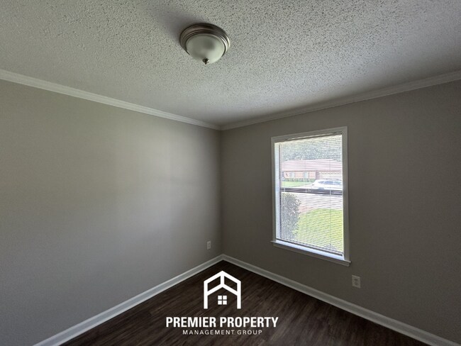 Building Photo - Charming 3 Bedroom Rental on Palgrave Lane - Open Kitchen & Fenced Yard