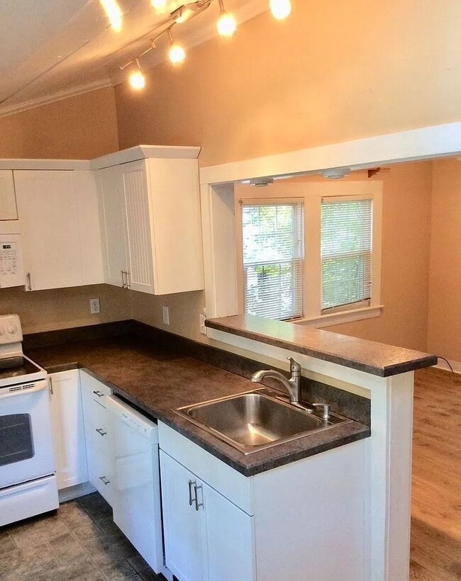 Building Photo - Charming 2-Bedroom 1 Bathroom Home located...