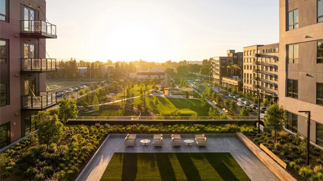 Building Photo - 350 Chastain Pl