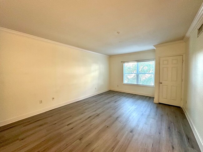 Building Photo - Chic 1-Bed, 1-Bath Apartment in the Heart ...