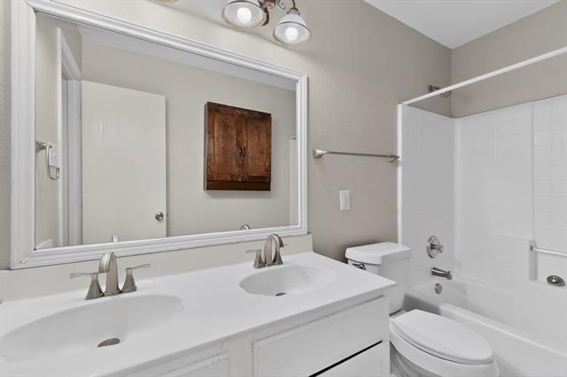 Building Photo - 2216 Chestnut Dr