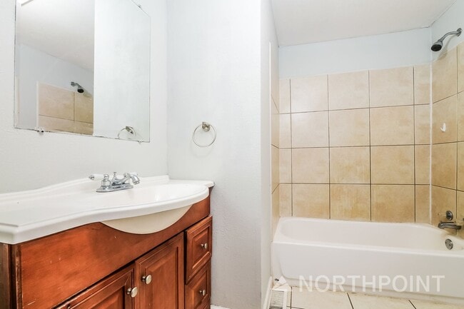 Building Photo - 3 BR/1.5BA | Newly Renovated Single Family Home |  Fenced backyard | In Kansas City!