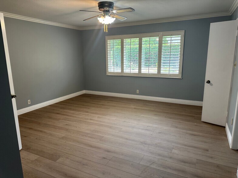 Building Photo - 1050 W La Deney Dr