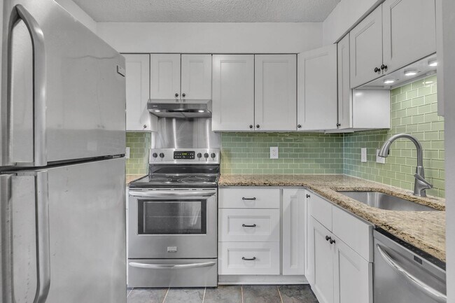 Building Photo - Spotless home in the most convenient locat...