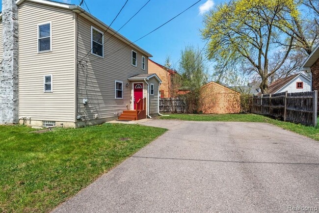 Building Photo - 3260 Sashabaw Rd