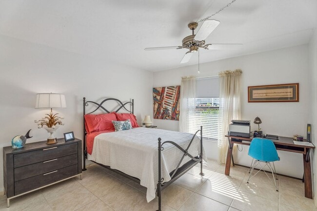 Building Photo - 2 Bed 2 Bath waterfront Condo