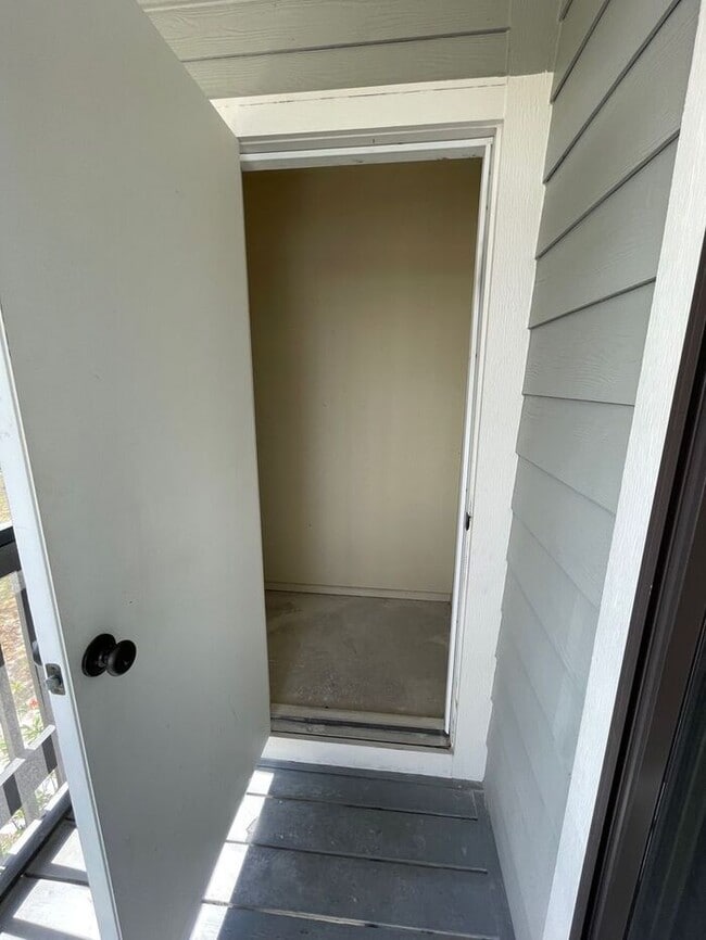 Building Photo - Wonderful 2/1 Condo - ** Move in Special HALF off your first months rent** Available Now !