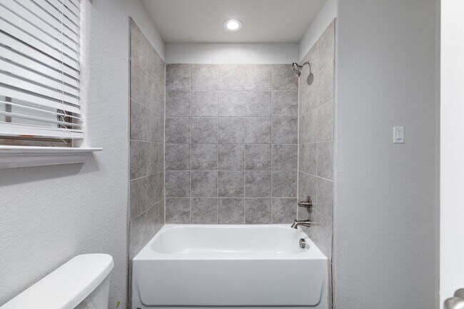 Building Photo - 3 Bedroom, 2.5 Bathroom Duplex in New Brau...