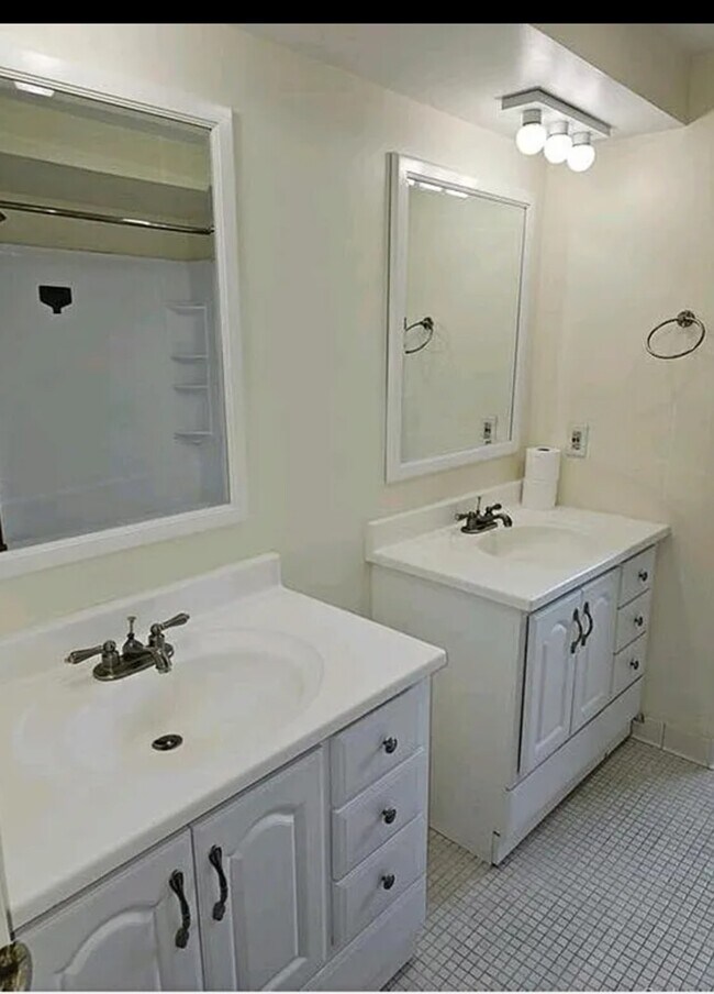 Building Photo - 1446 Shaker Dr